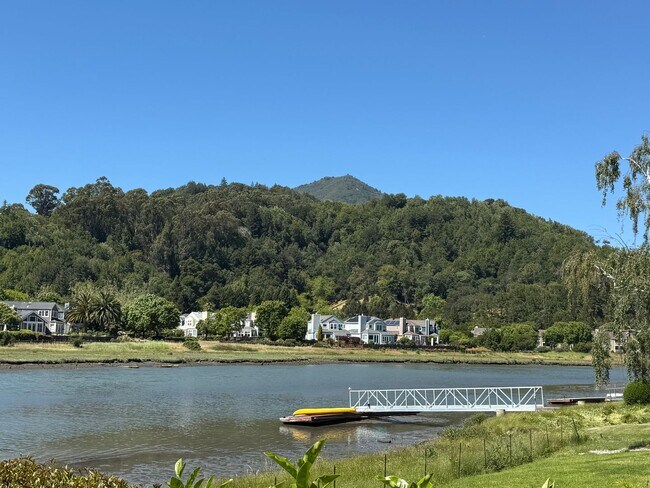 Foto del edificio - LARGE UPDATED TWO BEDROOM / TWO BATHROOM G...