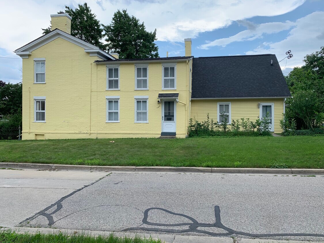 Primary Photo - 107 Woodward St