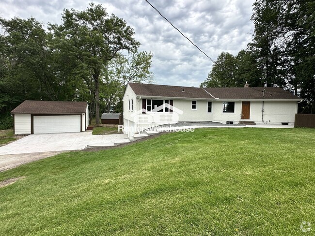 Building Photo - 3311 Interlachen Dr NE