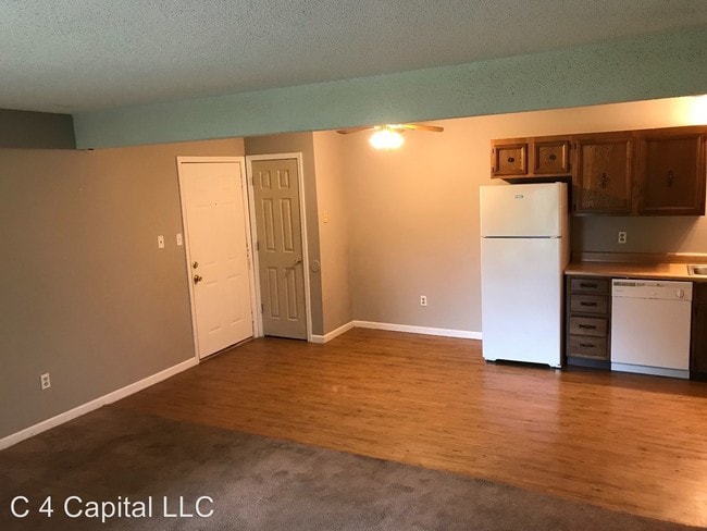 Building Photo - 220 Apple Tree Ct