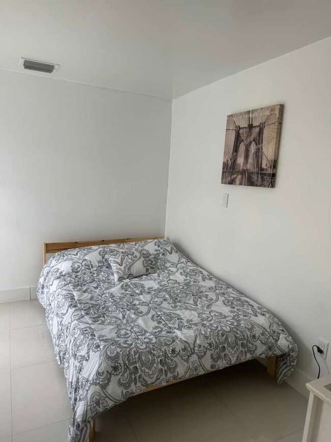 Foto del edificio - 6242 SW 24th St