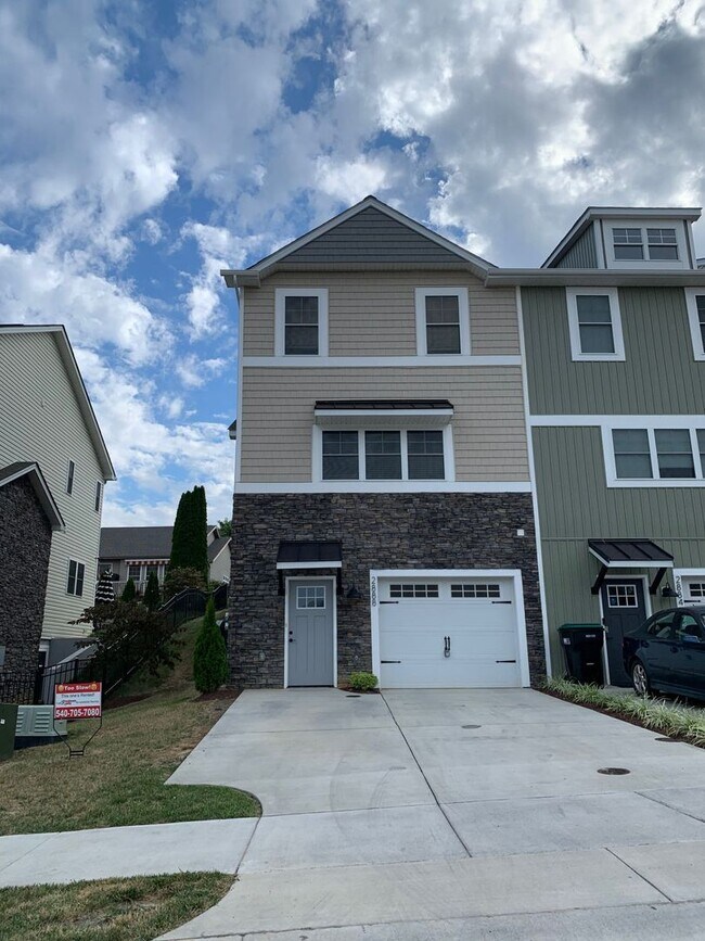 Building Photo - 2888 Belgian Dr