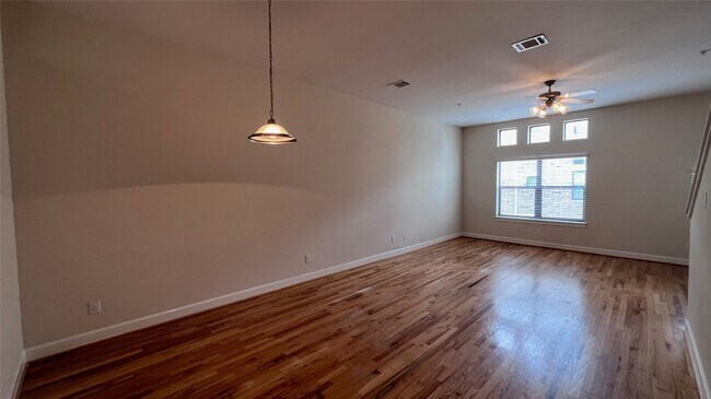 Foto del edificio - 2710 Hullsmith Dr