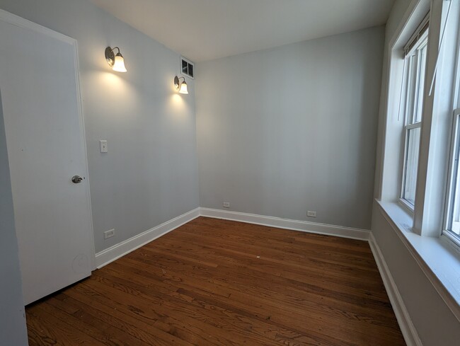 Foto del edificio - 5029 N Harding Ave
