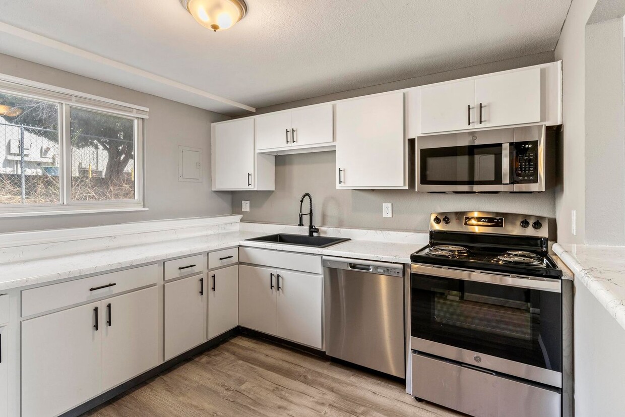 Primary Photo - Beautifully renovated 2 bedroom with washe...