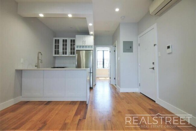 Foto del edificio - 2 bedroom in Brooklyn NY 11233