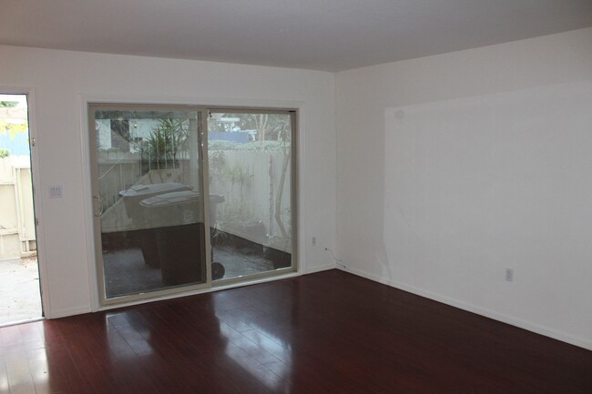 Foto del edificio - Newly Renovated Anaheim Townhome For Lease