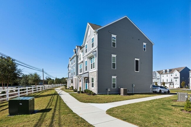Building Photo - Chesapeake, 3 bedrooms, End Unit- Quick Mo...