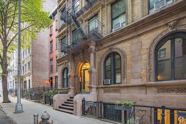 Entrance - 264 W 25th St