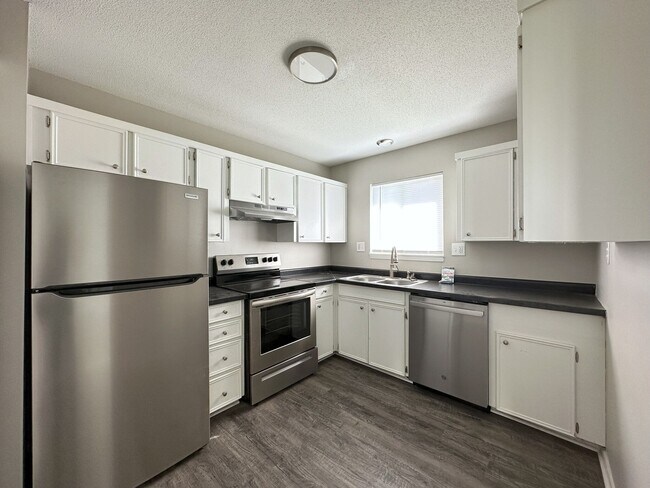 Building Photo - Spacious 2 Bed, 2 Bath Townhome in Overlan...