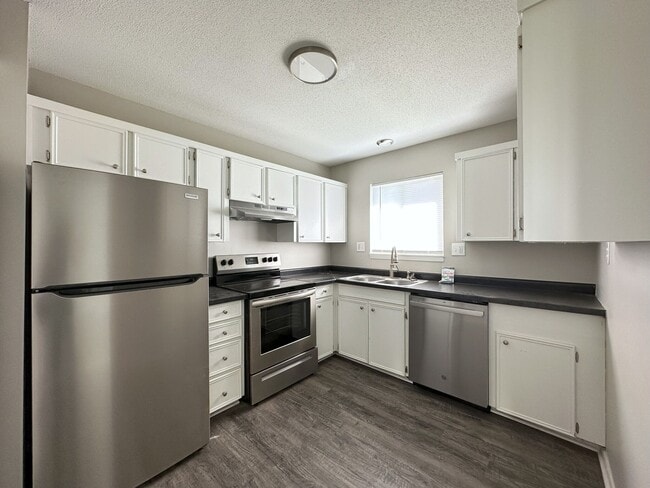 Building Photo - Updated 1 Bedroom Apartment in Overland Pa...