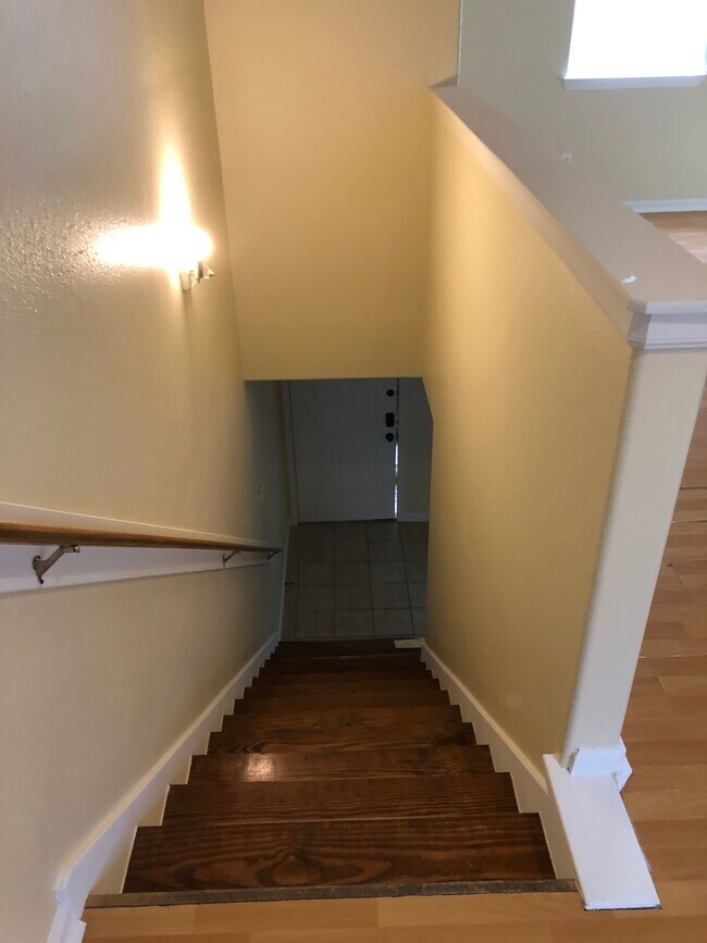 Escalera - 219 Jackson Ave