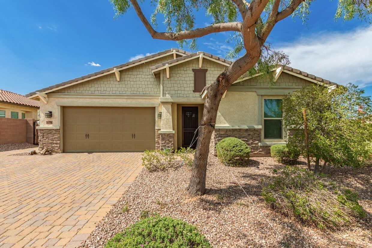 Foto principal - 18576 W Pierson St