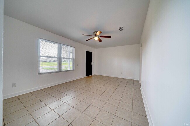 Foto del edificio - FRESHLY RENOVATED 2 Bed apartment in Lynn ...