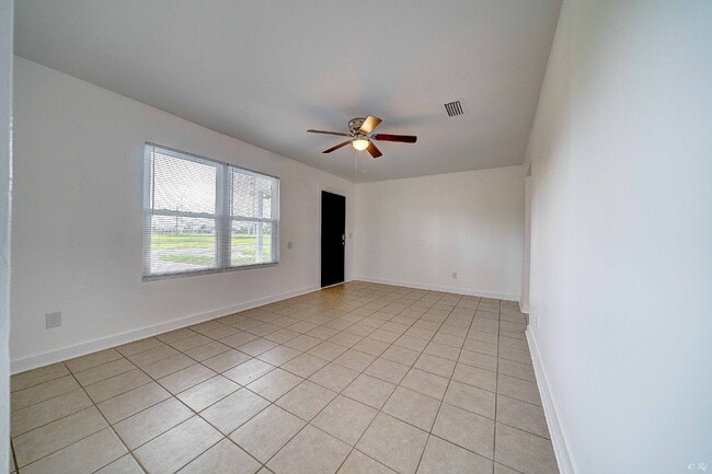 Building Photo - FRESHLY RENOVATED 2 Bed apartment in Lynn ...