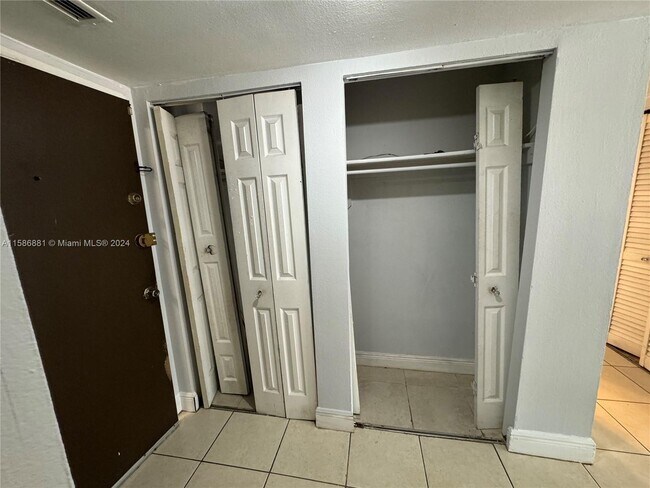 Foto del edificio - 484 NW 165th St