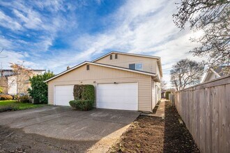 Building Photo - 2624-2624 E 6th St