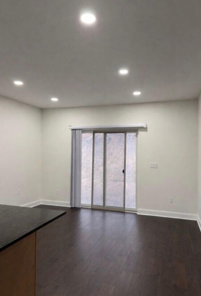 Foto del edificio - 2417 Harding Ave