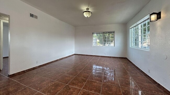 Building Photo - 445 W Shamrock St
