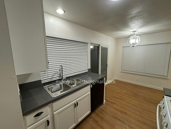 Foto del edificio - 16780 Village Ln