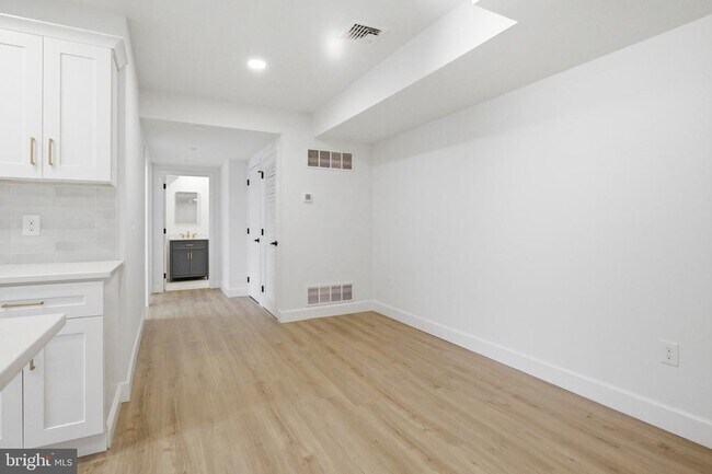 Foto del edificio - 100 W Front St