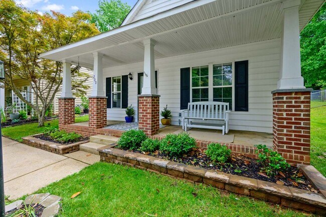 Building Photo - Updated High Gate Park Bungalow Just Short 5 Minute Walk to Downtown Wake Forest
