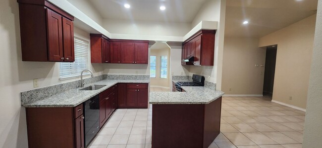 Building Photo - 3 Bedroom 2 Bathroom Home
