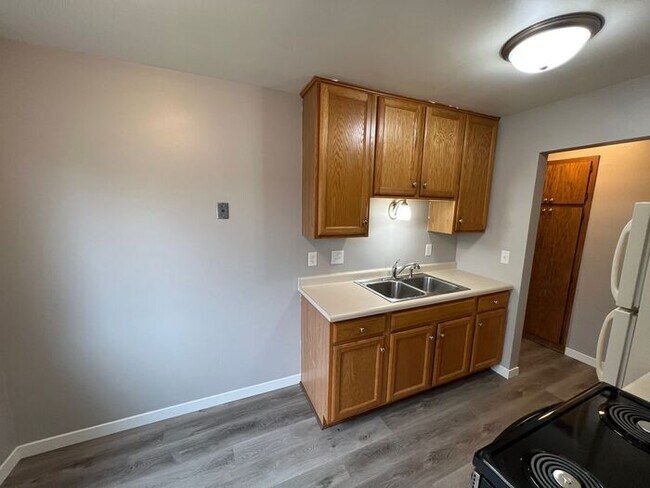 Foto del edificio - Bright Top Floor Corner Unit Available Now...