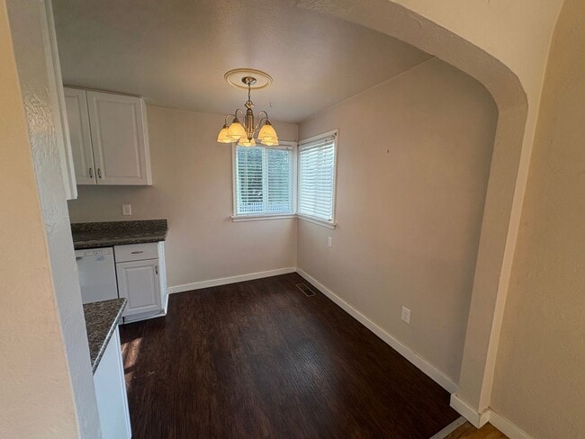 Building Photo - Peaceful Small-Town Getaway!