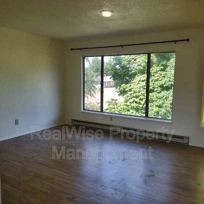 245 Rose Ave, Winston, OR 97496 Condo for Rent in Winston, OR