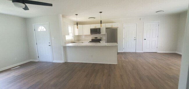 Foto del edificio - 483 Warmsprings Dr