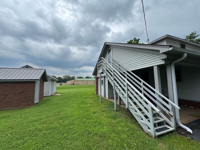 Building Photo - Prime Location! 3 Bed Home on Highway to M...