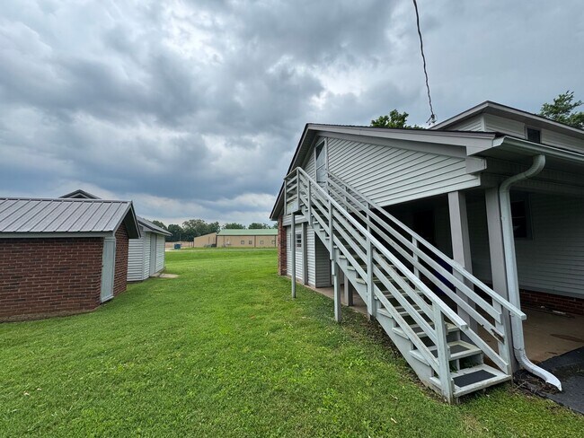 Foto del edificio - Prime Location! 3 Bed Home on Highway to M...