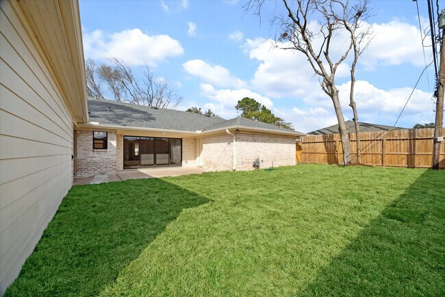 Foto del edificio - 7715 Twin Hills Dr