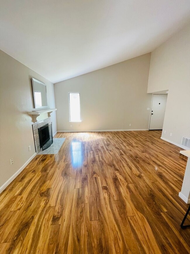Building Photo - Gorgeous Completely Remodeled Single Story 2bed/2 bath Condo in Davis