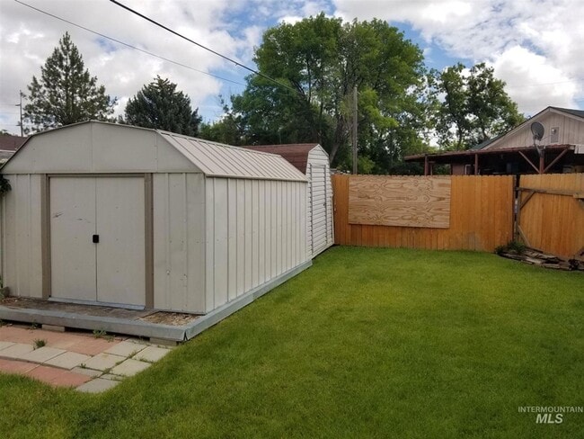 Building Photo - Rare 4 bedroom, 2 bath home on cul-de-sac.