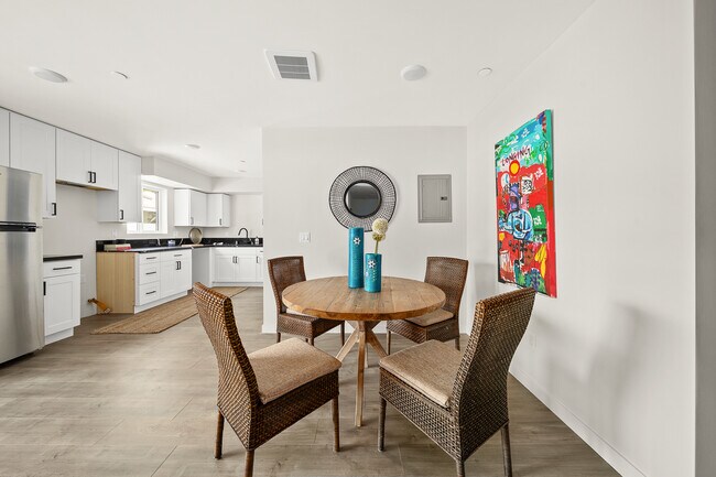 Comedor y sala de estar - 14209 1/2 Gilmore Street