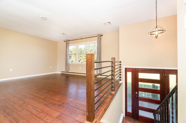 Building Photo - 1145 Highland Dr