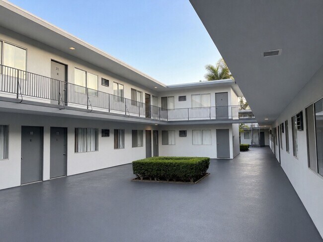 Foto del edificio - 1 Bed / 1 Bath Fully Renovated – First Floor – Parking Included | Van Nuys