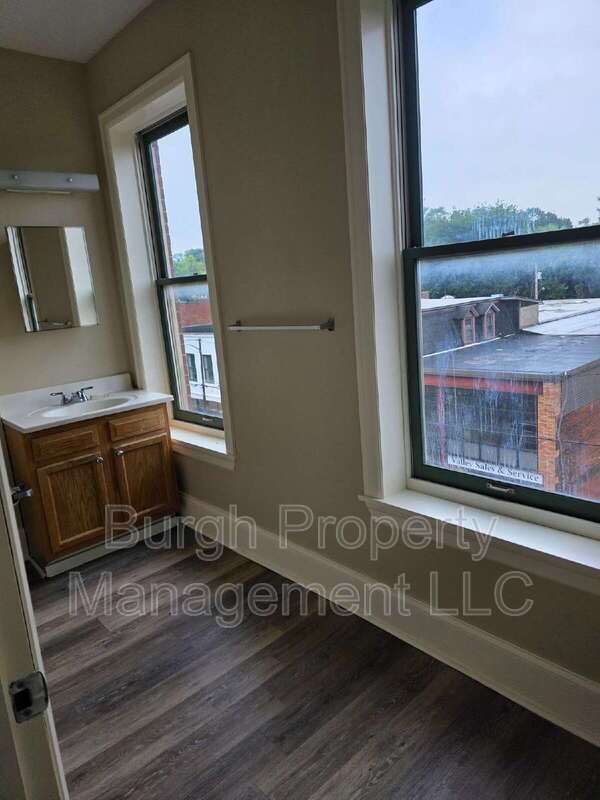 Building Photo - 1009 Penn Ave