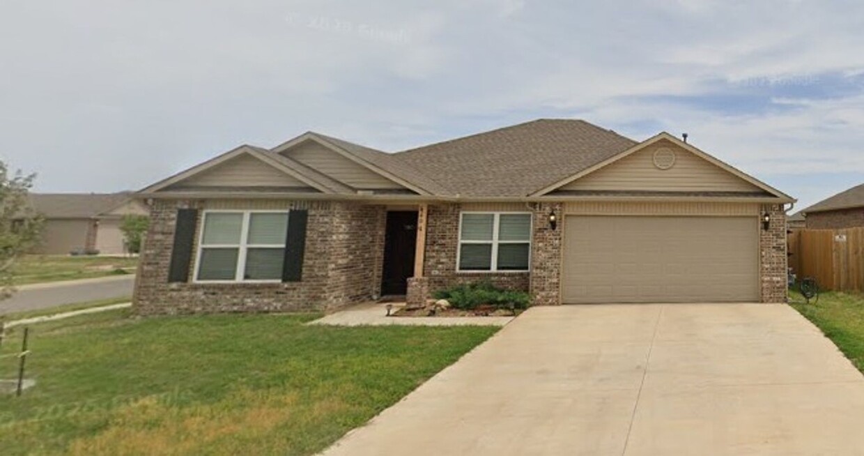 Foto principal - Charming 4-Bedroom Home on a Corner Lot in...