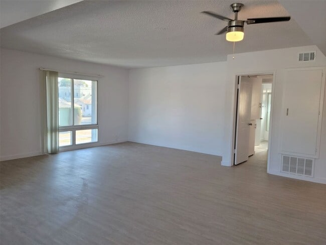 Building Photo - 623 S Grevillea Ave