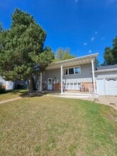 904 W Divide Ave