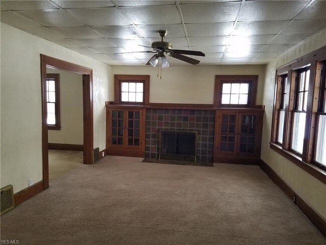Building Photo - 316 E Ravenwood Ave
