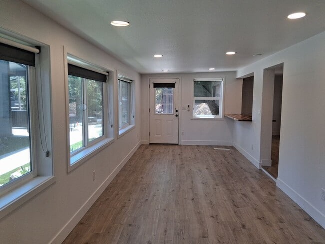 Building Photo - Newly Remodeled Lower-Level Home with Styl...