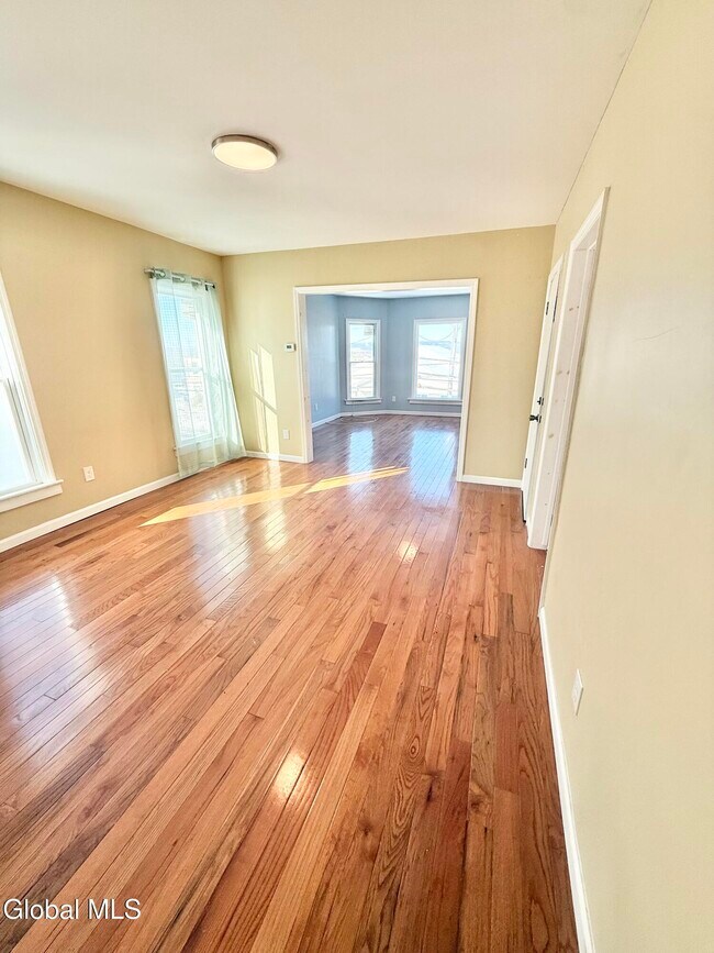 Foto del edificio - 1740 Van Vranken Ave.