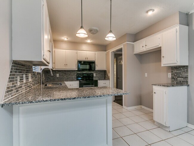 Foto del edificio - 205 N Rockypoint Dr
