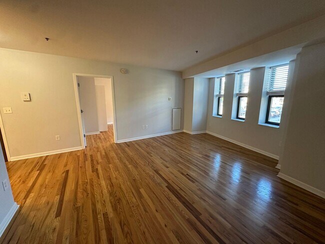 Building Photo - 1337 W Fargo Ave