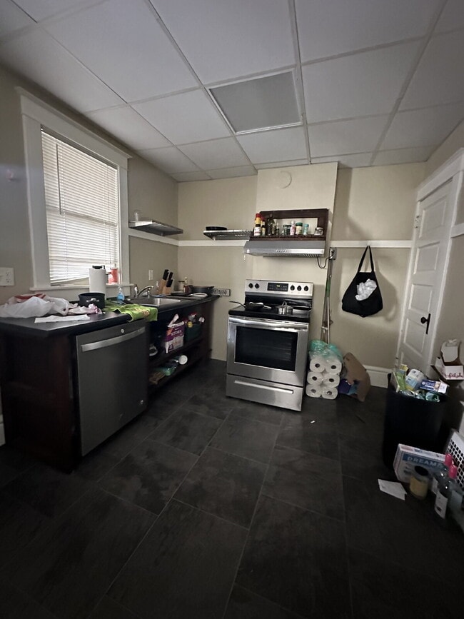 Building Photo - 6 bedroom 2 bath Duplex - available for Ju...