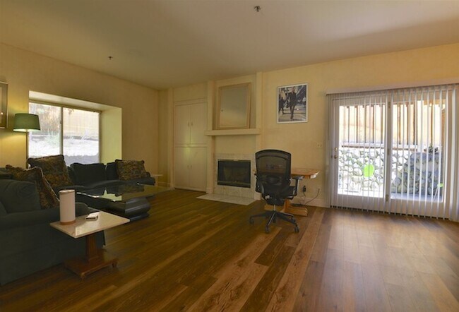 Foto del edificio - 120 Country Club Dr